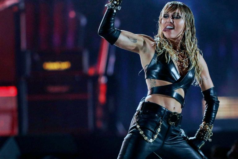 Miley Cyrus prepara un álbum de versiones de la banda de heavy metal Metallica